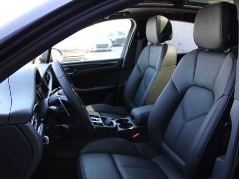 New 2025 Porsche Macan image 5