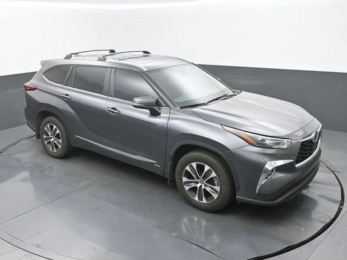 Used 2023 Toyota Highlander XLE AWD/4WD image 32