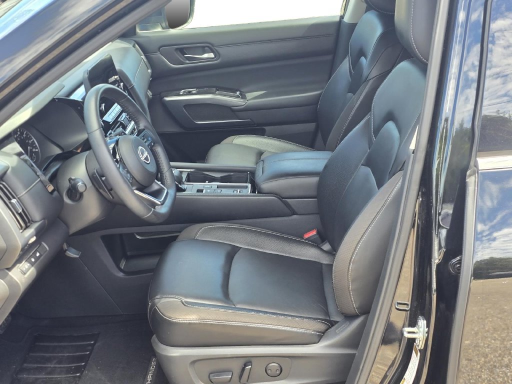 Used 2023 Nissan Pathfinder SL w/ SL Premium Package FWD image 11