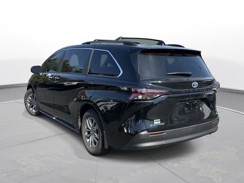 Used 2025 Toyota Sienna XLE image 8