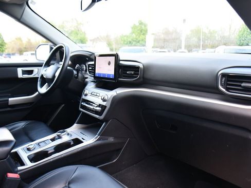 Used 2023 Ford Explorer XLT w/ Equipment Group 202A AWD/4WD image 14