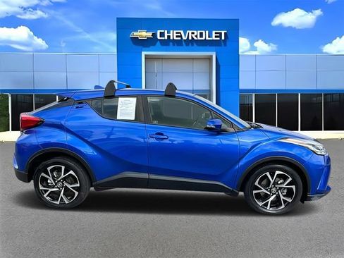Used 2020 Toyota C-HR XLE image 2