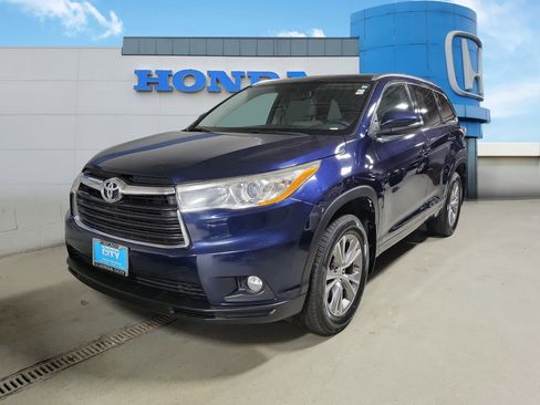Used 2014 Toyota Highlander XLE image 2
