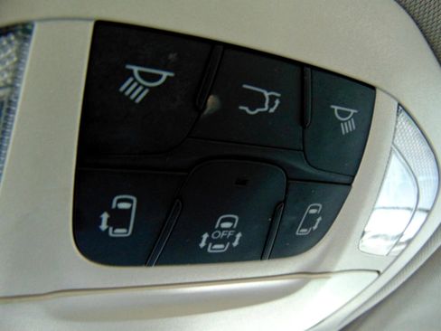 Used 2018 Chrysler Pacifica Limited w/ Tire & Wheel Group image 38