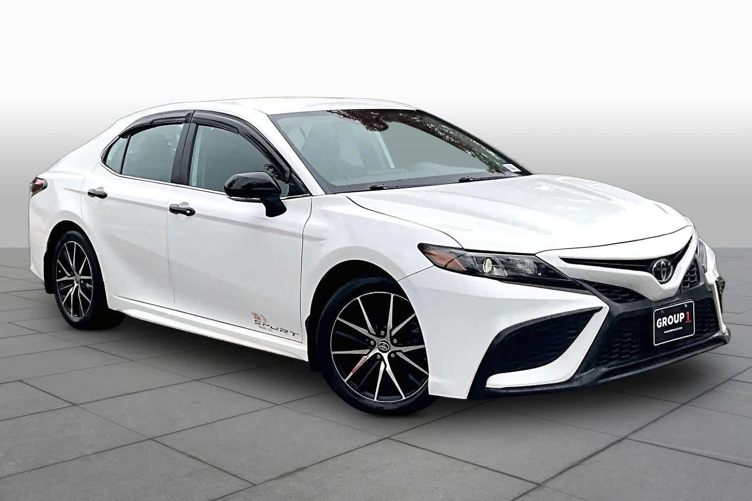 Used 2023 Toyota Camry SE FWD image 3