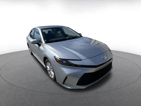 Used 2025 Toyota Camry LE image 3