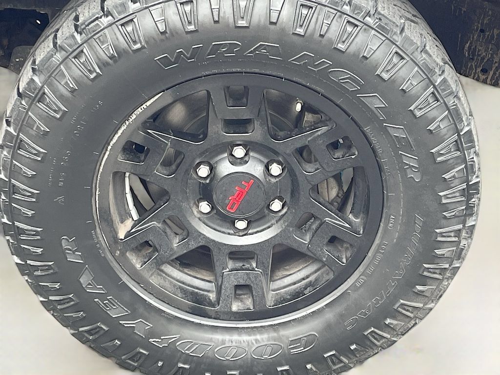 Used 2018 Toyota 4Runner TRD Off-Road Premium AWD/4WD image 31