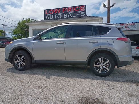 Used 2018 Toyota RAV4 XLE FWD image 2