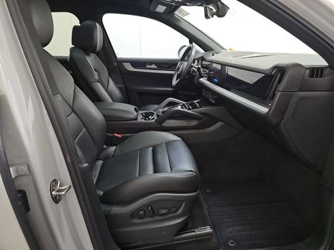 Used 2024 Porsche Cayenne w/ Premium Package AWD/4WD image 11