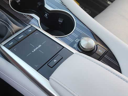 Used 2022 Lexus RX 350L Luxury w/ Cold Weather Package (CT) FWD image 18