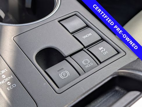 Used 2023 Toyota Highlander XLE image 32