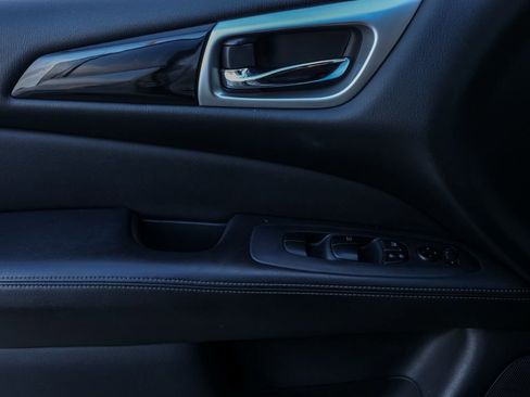 Used 2020 Nissan Pathfinder S image 24