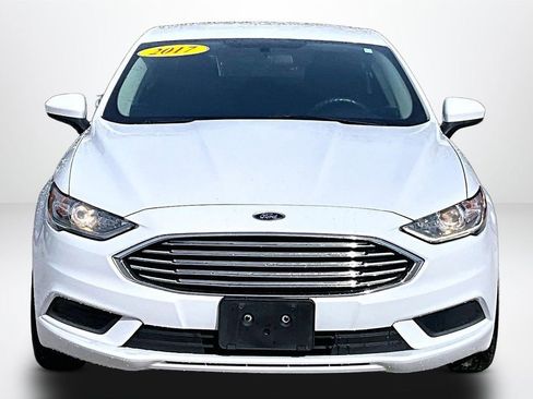 Used 2017 Ford Fusion SE w/ Fusion SE Technology Package image 2