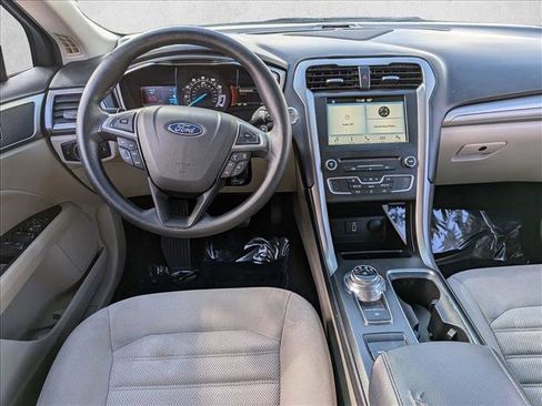 Used 2017 Ford Fusion SE w/ Fusion SE Technology Package image 15