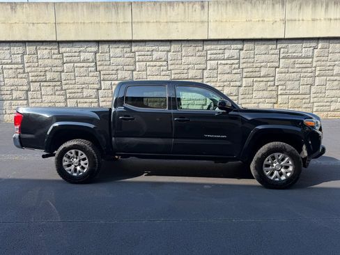 Used 2017 Toyota Tacoma SR5 w/ Tow Package AWD/4WD image 6