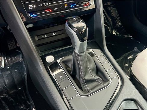 New 2025 Volkswagen Taos SE image 16