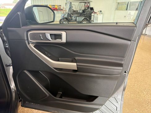 Used 2023 Ford Explorer XLT AWD/4WD image 29