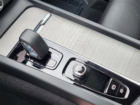 Used 2025 Volvo XC60 B5 Plus image 17