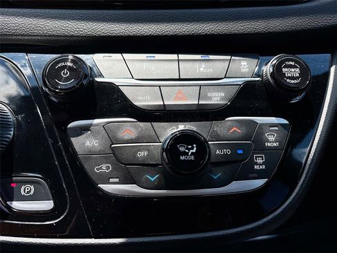 Used 2025 Chrysler Pacifica Select FWD image 15