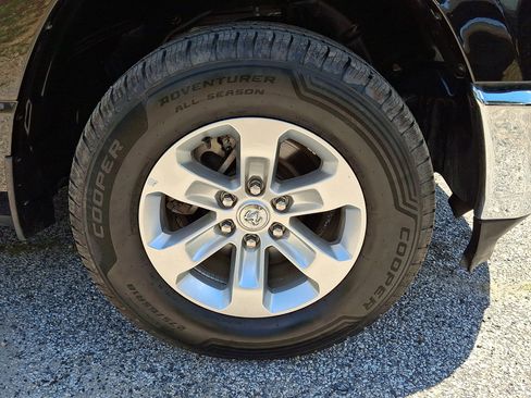 Used 2024 RAM 1500 Laramie AWD/4WD image 9