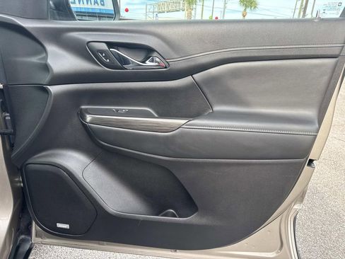 Used 2023 GMC Acadia SLT image 15