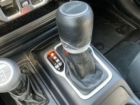 Used 2022 Jeep Gladiator Sport AWD/4WD image 19