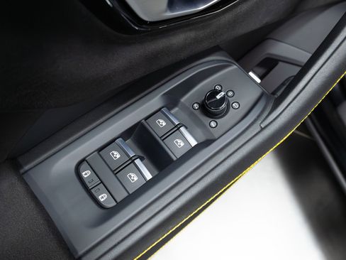 Used 2022 Lamborghini Urus image 62