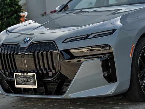 Used 2025 BMW 750e xDrive w/ Premium Package AWD/4WD image 6