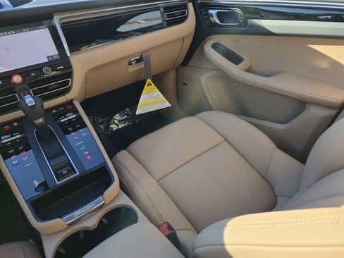 Certified 2025 Porsche Macan image 19