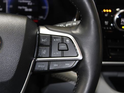 Used 2024 Toyota Highlander Platinum image 25