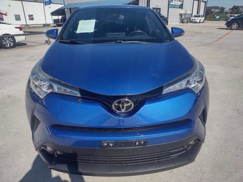 Used 2018 Toyota C-HR XLE 4dr Crossover image 2