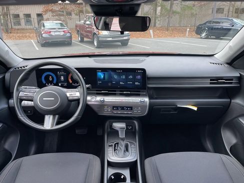 Certified 2025 Hyundai Kona SEL image 8