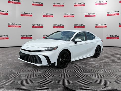 Used 2025 Toyota Camry SE FWD image 1