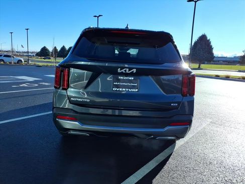 Certified 2025 Kia Sorento S w/ Panoramic Sunroof Package image 7