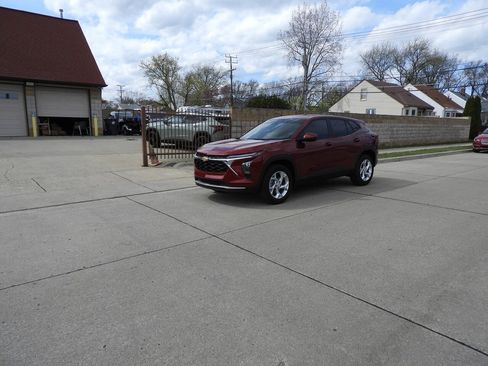 Used 2025 Chevrolet Trax LS w/ LS Convenience Package FWD image 5