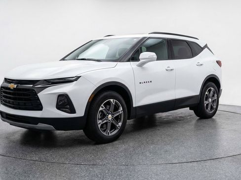 Used 2025 Chevrolet Blazer LT image 3