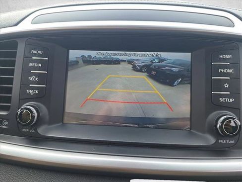 Used 2020 Kia Sorento LX image 9