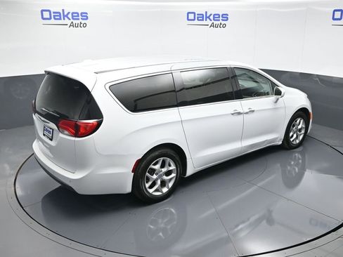 Used 2018 Chrysler Pacifica Touring Plus w/ Tire & Wheel Group image 46