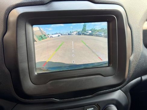 Used 2019 Jeep Renegade Latitude FWD image 31