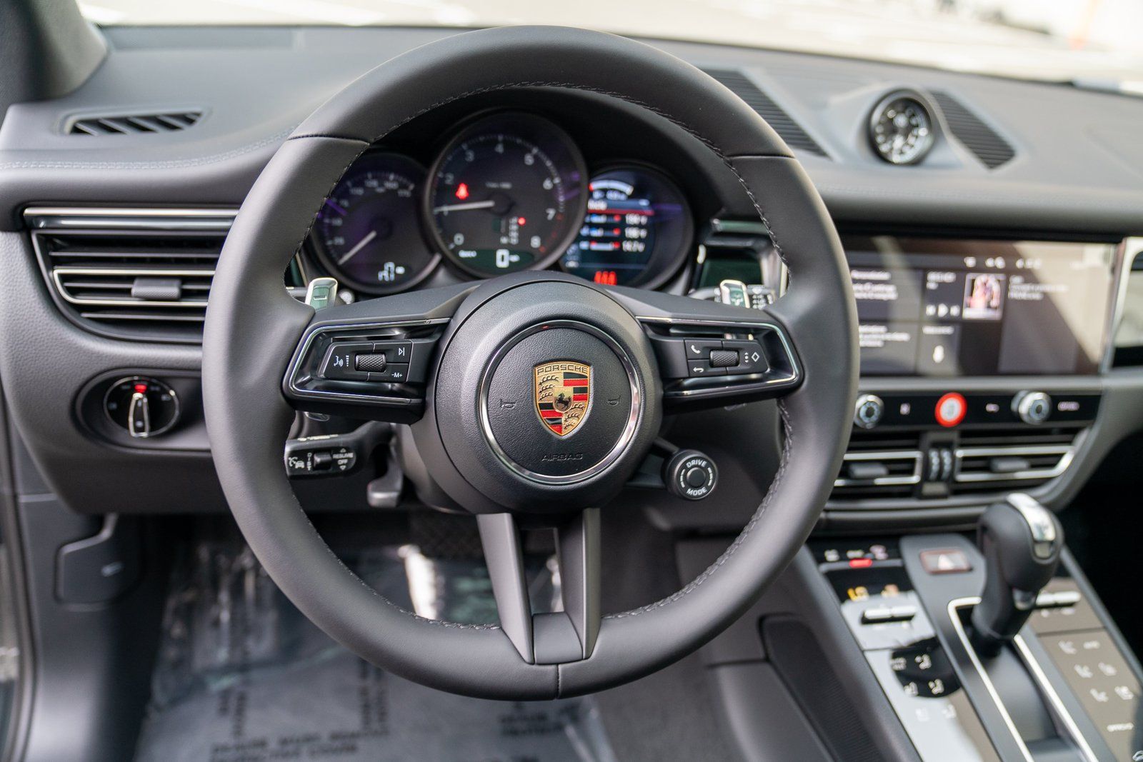 Certified 2026 Porsche Macan AWD/4WD image 13