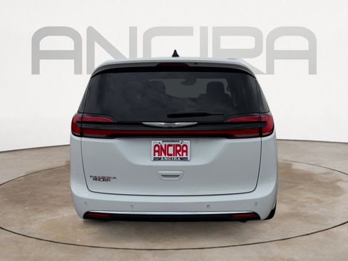 Used 2023 Chrysler Pacifica Touring-L FWD image 11