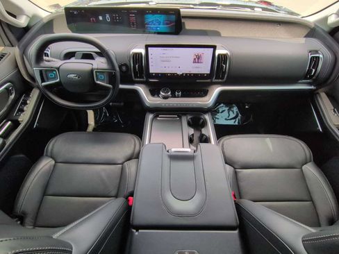 Used 2025 Ford Expedition Platinum w/ Driver's Package AWD/4WD image 16