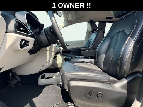Used 2023 Chrysler Pacifica Touring-L FWD image 16