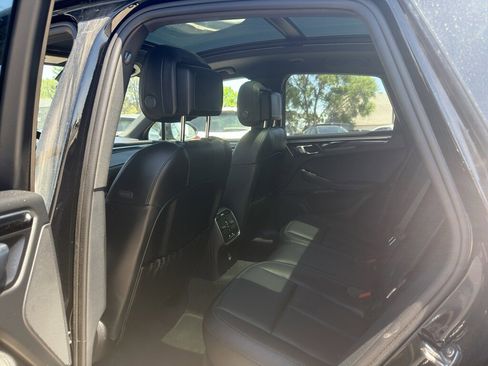Used 2024 Porsche Macan AWD/4WD image 10