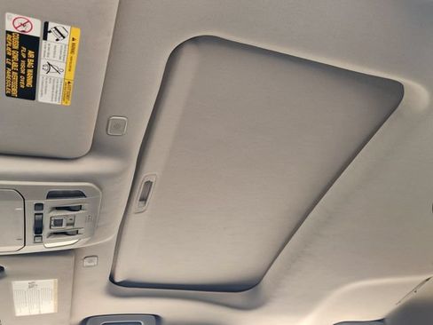 Used 2023 Toyota Highlander XLE FWD image 18