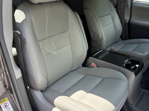 Used 2016 Toyota Sienna XLE FWD image 46
