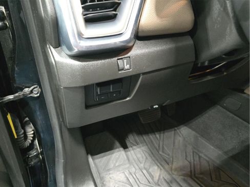 Used 2024 GMC Canyon Denali image 10