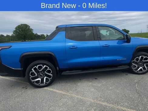 Used 2025 Chevrolet Silverado EV RST AWD/4WD image 9