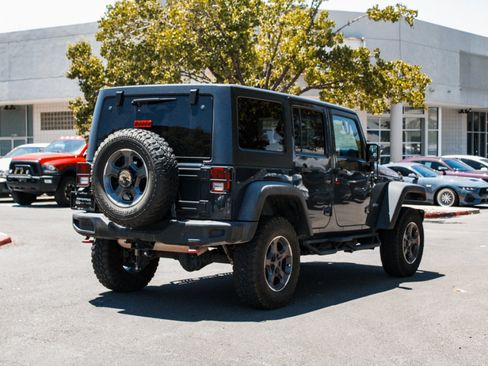 Used 2017 Jeep Wrangler Unlimited Rubicon AWD/4WD image 5