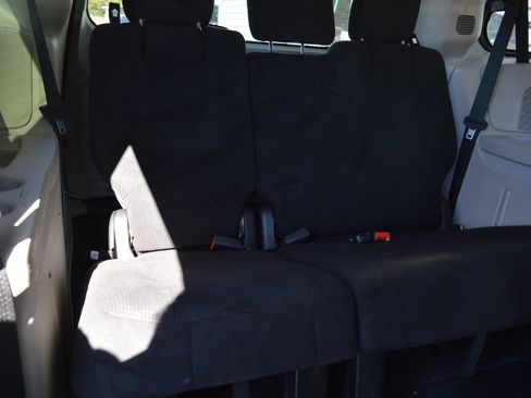 Used 2013 Dodge Grand Caravan SE image 32